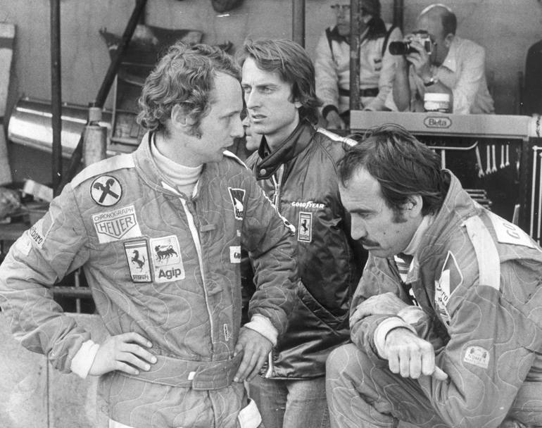 Niki Lauda, Montezemolo e Clay Regazzoni ai box Ferrari nel 1975